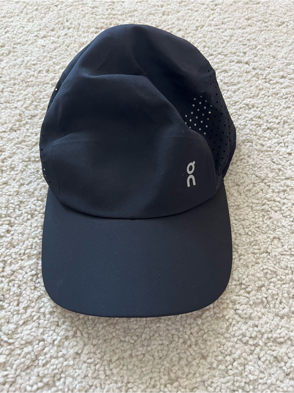 On Running Black Performance Running Hat with Ventilation